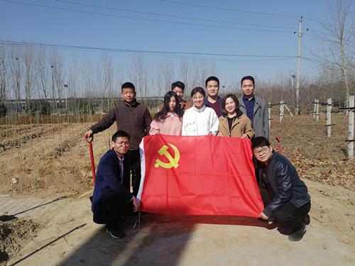 2019年3月12日 孵化基地党员参与义务植树 (3)_副本.jpg