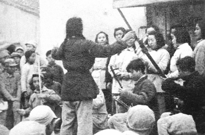 華中魯藝戲劇系學生排練舊影  1941年  鹽城新四軍紀念館藏.png