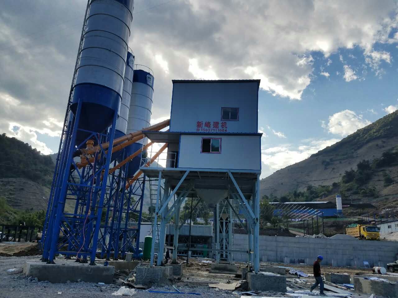 四川涼山州HZS180混凝土攪拌站設備開機現場