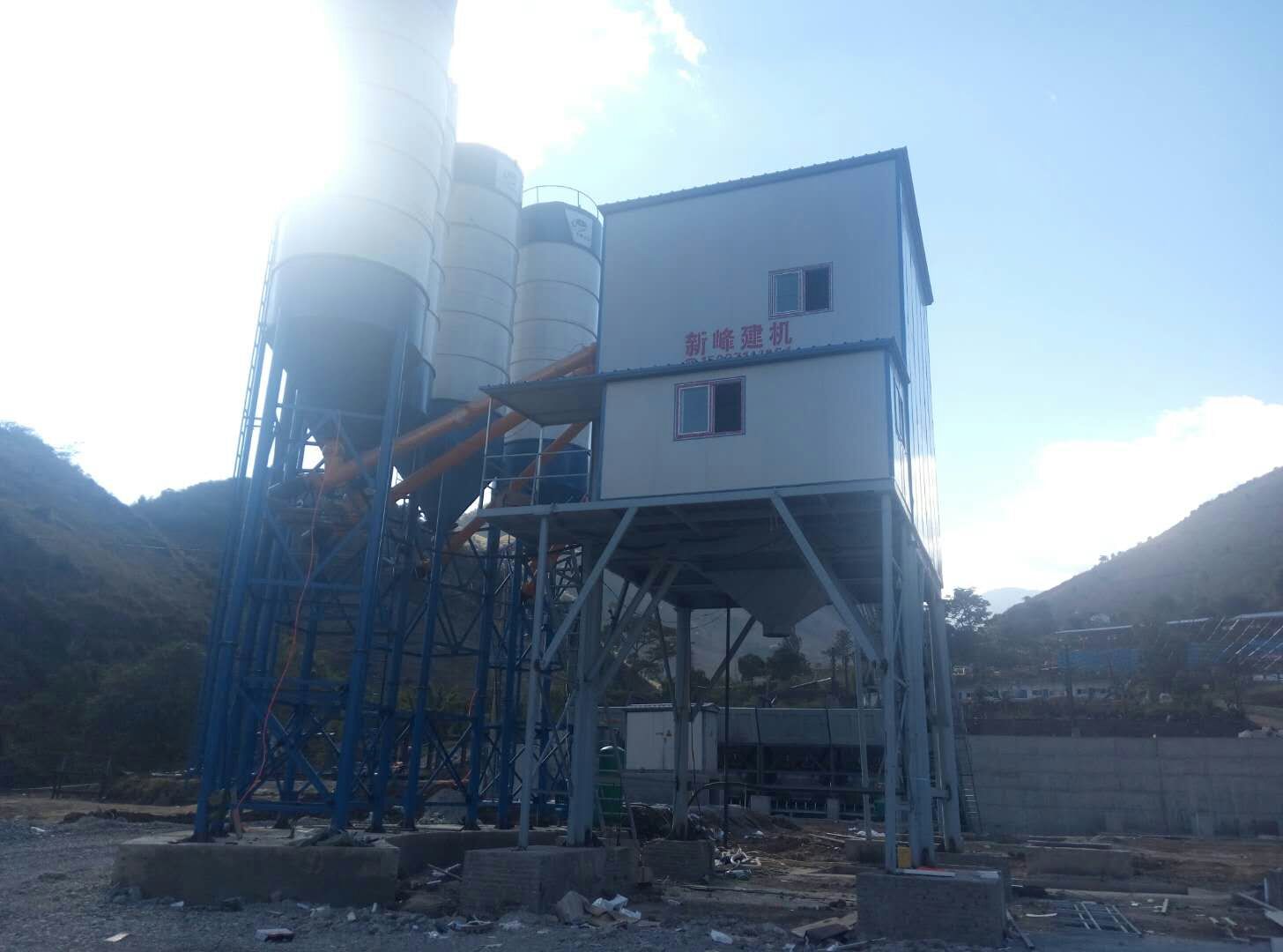 四川涼山州HZS180混凝土攪拌站設備開機現場