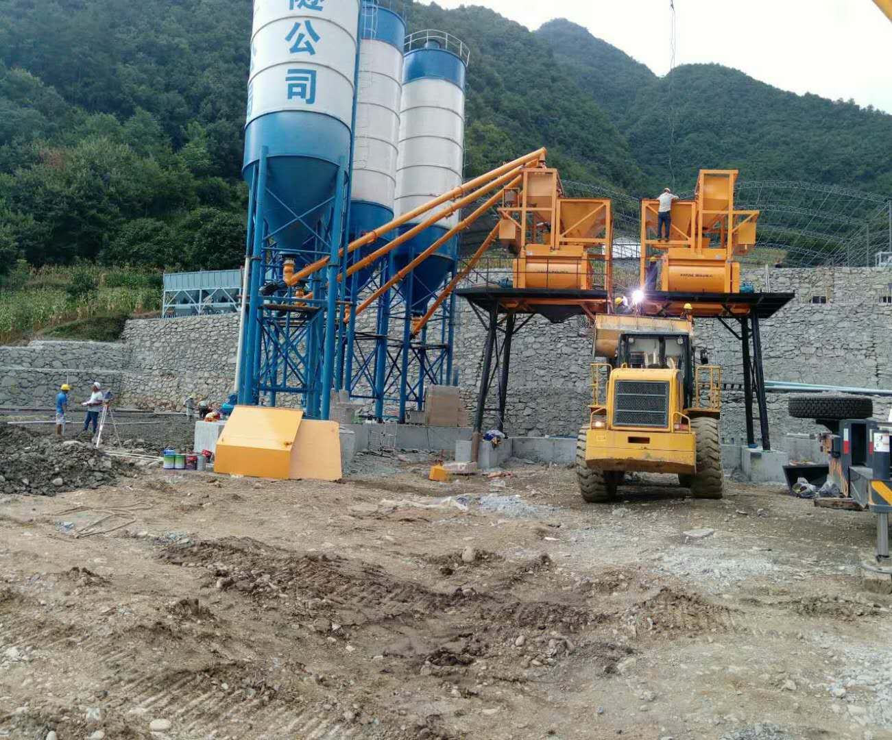 新峰雙HS60混凝土攪拌站交付云南交投公司施工現場