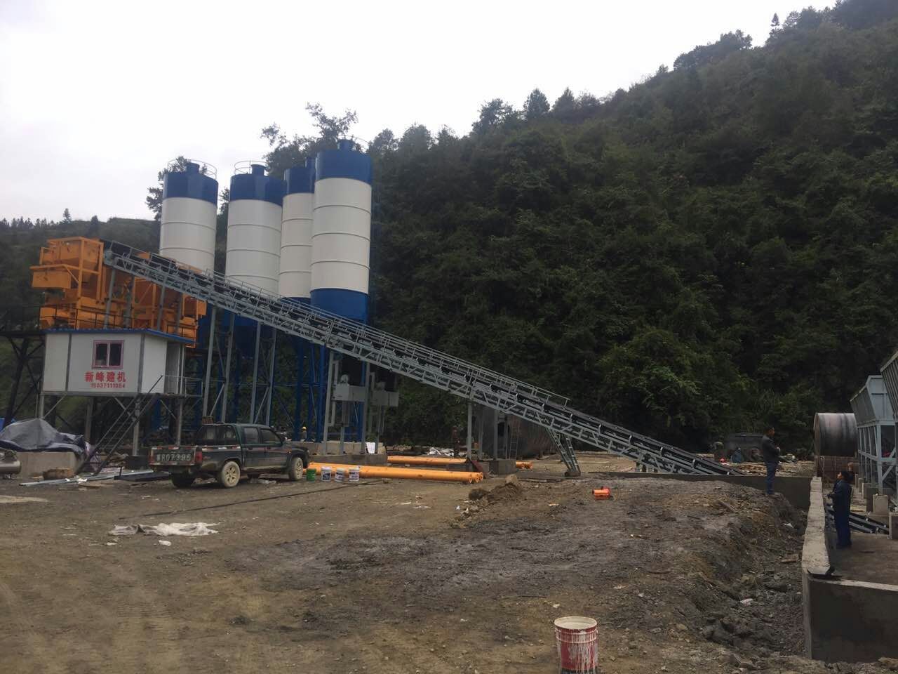 贵州凯里双HZS60工程搅拌站设备安装现场