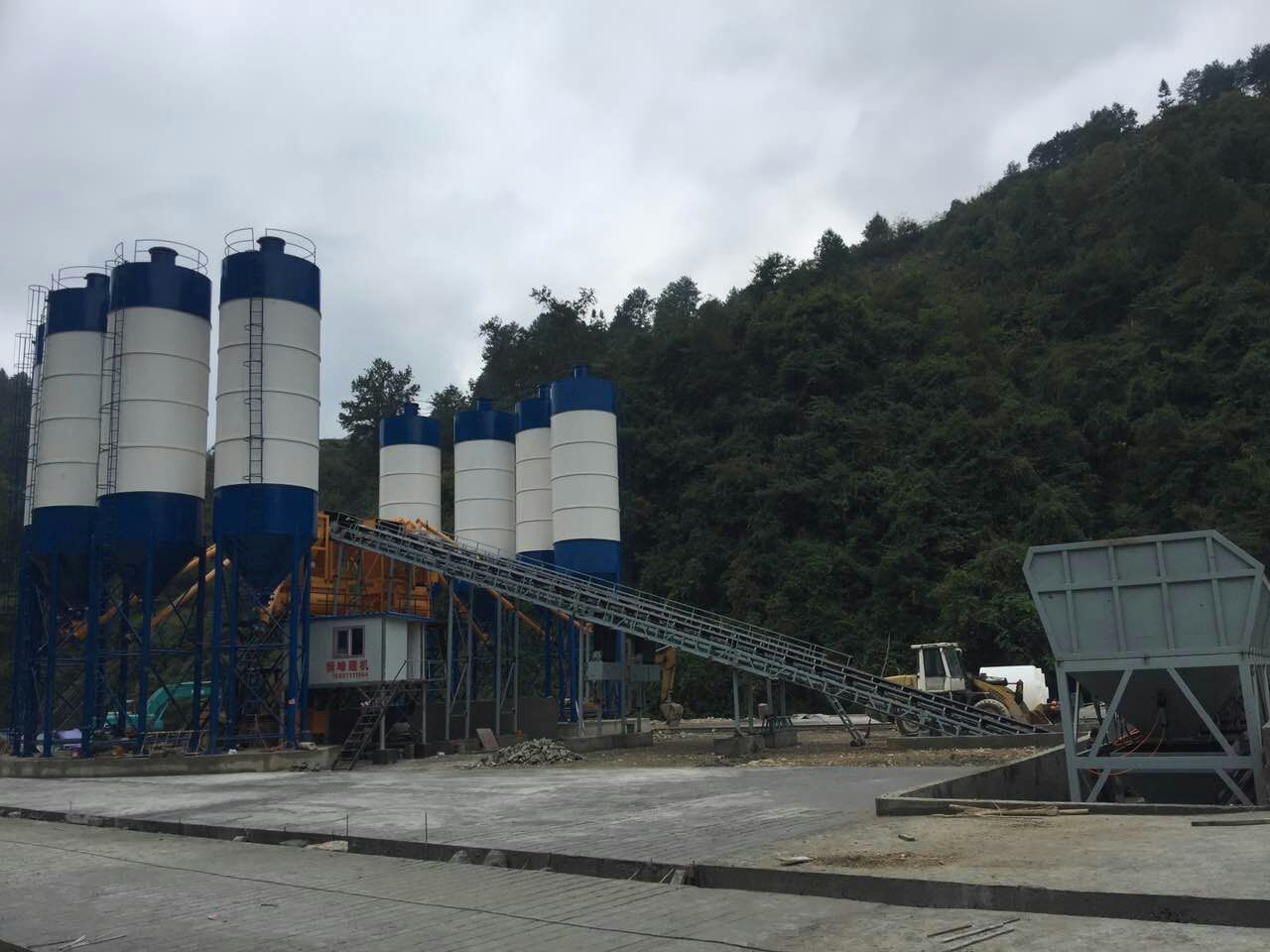 贵州凯里双HZS60工程搅拌站设备安装现场