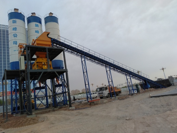 新疆喀什hzs120混凝土攪拌站安裝成功現場
